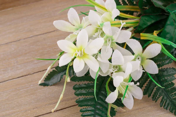 Flores Artificiales Blancas Sobre Fondo Madera Imagen Primer Plano —  Fotos de Stock