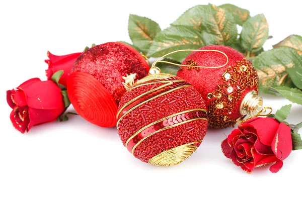 Κόκκινες Χριστουγεννιάτικες Μπάλες Και Τριαντάφυλλα Που Απομονώνονται Λευκό Φόντο — Φωτογραφία Αρχείου