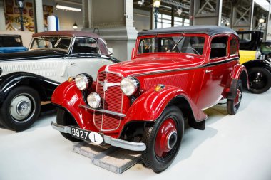 Brussels, Belçika - 25 Ağustos 2015 - Autoworld Museum, otomobil başlangıçlardan geçmişini gösteren eski araba koleksiyonu.