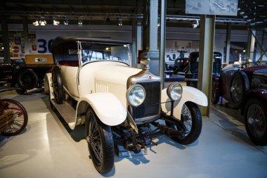 Brussels, Belçika - 25 Ağustos 2015 - Autoworld Museum, otomobil başlangıçlardan geçmişini gösteren eski araba koleksiyonu.