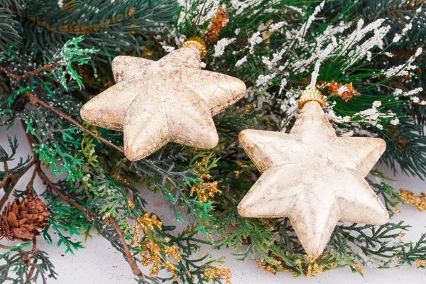 Kerstdecoratie Met Gele Sterren Spar Boomtak — Stockfoto