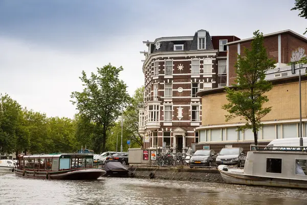 Amsterdã Holanda Agosto 2015 Canal Com Construção Barcos Árvores Vista — Fotografia de Stock