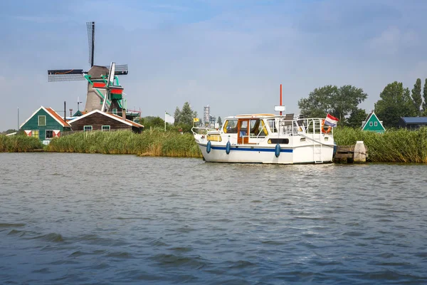 Tradizionale Autentico Mulino Vento Olandese Barca Fiume Zaam Nel Villaggio — Foto Stock