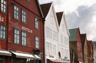 Bergen, Norveç-Ağustos 17, 2014 - Bryggen Norveç şehir, Unesco Dünya Mirası tarihi kesiminde eski Hansa binalarda.