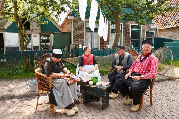 Enkhuizen Países Bajos Agosto 2015 Los Habitantes Ropa Tradicional Aldea —  Fotos de Stock