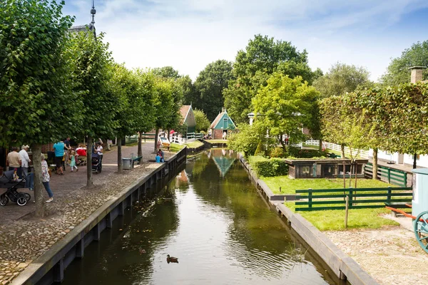 Enkhuizen Nederländerna Augusti 2015 Hus Och Människor Traditionella Fisherman Village — Stockfoto