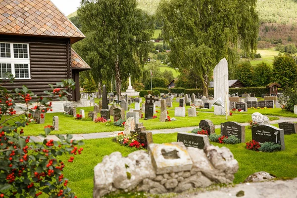 Νορβηγία Αυγούστου 2014 Παλιά Εκκλησία Και Νεκροταφείο Στο Χωριό Νορβηγικά — Φωτογραφία Αρχείου
