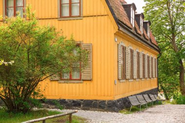 Skansen, ilk açık hava Müzesi ve ada Djurgarden Stokholm, İsveç'te bulunan Hayvanat Bahçesi, geleneksel eski evde.