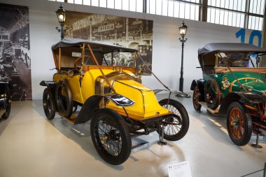 Brussels, Belçika - 25 Ağustos 2015 - Autoworld Museum, otomobil başlangıçlardan geçmişini gösteren eski araba koleksiyonu.