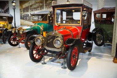 Brussels, Belçika - 25 Ağustos 2015 - Autoworld Museum, otomobil başlangıçlardan geçmişini gösteren eski araba koleksiyonu.
