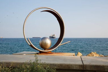 Limassol, Kıbrıs sokakta Promenade dalga heykel dondurulmuş.