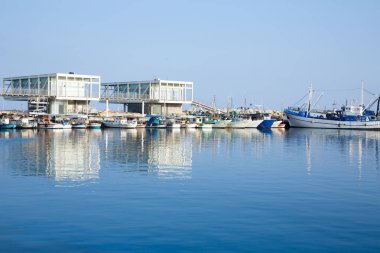 Modern bir bölge Marina Limasol, Kıbrıs için balıkçı tekneleri.