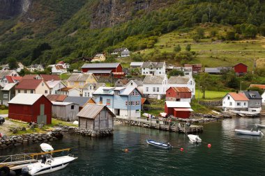 Undredal, Norveç-Ağustos 16, 2014 - turistler ve yerel halkın Undredal köyü bağlantı noktasında.