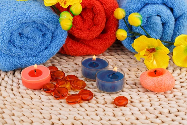 Spa Conjunto Com Toalhas Velas Flores Sobre Fundo Bambu — Fotografia de Stock