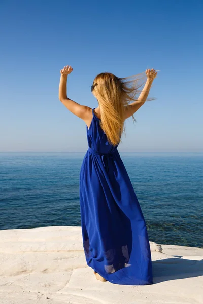 Jolie Femme Blonde Dans Robe Bleue Plage Chypre — Photo