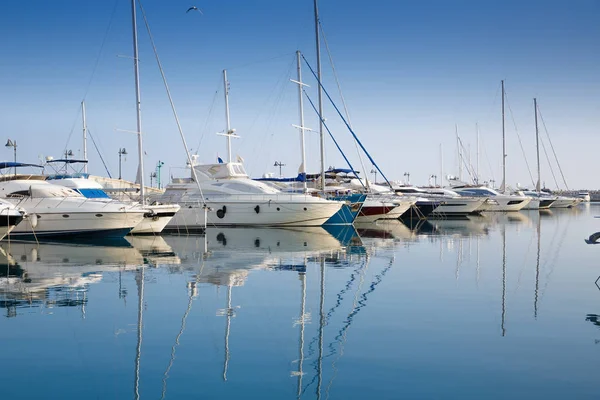 现代区域船坞与游艇在利马索尔 塞浦路斯 — 图库照片