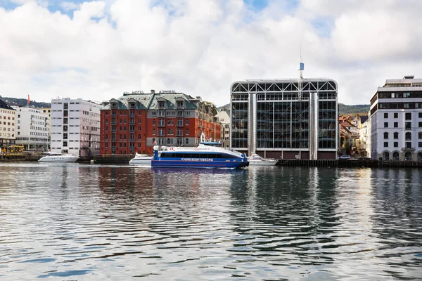 Bergen Noruega Agosto 2014 Edifícios Barcos Modernos Porto Cidade Norueguesa — Fotografia de Stock