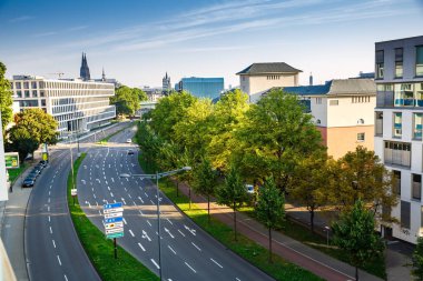 Köln, Almanya - 22 Ağustos 2015 - boş sokak ile güneşli sabah erken havadan görünümü.