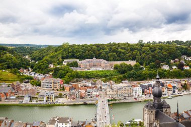 Dinant, Belçika - 24 Ağustos 2015 - üstten görünüm Collegiate Kilisesi, Notre-Dame, Charles de Gaulle köprüden Meuse Nehri ve Belçikalı eski şehir evleri.