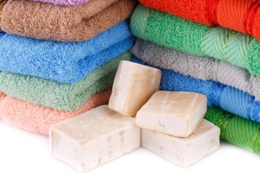 Renkli havlu yığınları ve sabunlar portre resim.
