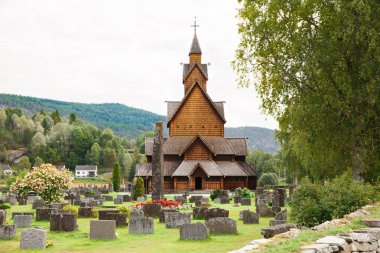 Heddal, Norveç-Ağustos 15, 2014 - eski savmak kilise ve Norveç köyü Mezarlığı.