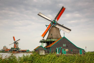Zaanse Schans'a, Hollanda, 19 Ağustos 2015 - geleneksel, otantik Hollanda yel değirmenleri River Zaam.
