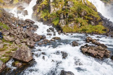 Latefossen, Norwayy-Ağustos 15, 2014 - insanların en büyük Norveçli şelaleler birinde.