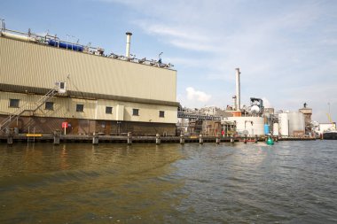 Zaanse Schans'a, Hollanda, 19 Ağustos 2015 - sanayi bölgesi ile konteyner, borular, tüpler ve vinç.