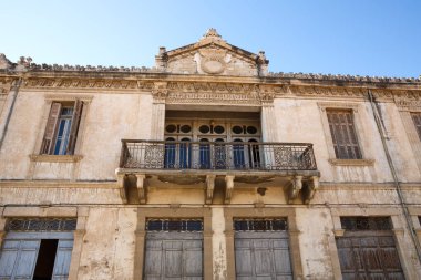 Limassol, Kıbrıs için güzel süsler ile eski bina.