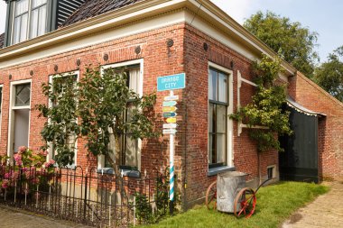 Geleneksel eski balıkçı köyü Açık Hava Müzesi, Zuiderzee (Zuiderzeemuseum), Enkhuizen, Hollanda evlerde.