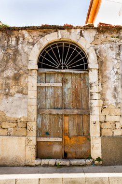 Limassol, Kıbrıs için metalik süsleme ile eski kapı.
