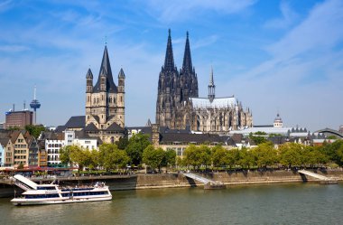 Köln, Almanya - 22 Ağustos 2015 - Roma Katolik Gotik Katedrali ve büyük St. Martin Kilisesi görüntülemek Ren Nehri.
