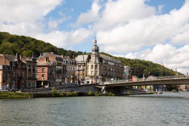 Dinant, Belçika - 24 Ağustos 2015 - evler ve Belçikalı eski şehirde sahil Meuse Nehri'nde köprü.