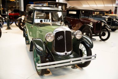 Brussels, Belçika - 25 Ağustos 2015 - Autoworld Museum, otomobil başlangıçlardan geçmişini gösteren eski araba koleksiyonu.