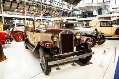 Brussels, Belçika - 25 Ağustos 2015 - Autoworld Museum, otomobil başlangıçlardan geçmişini gösteren eski araba koleksiyonu.