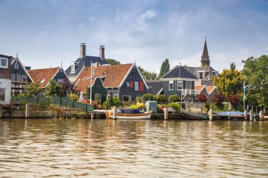  Zaanse Schans'a, Hollanda, 19 Ağustos 2015 - geleneksel Hollanda evleri ve tekneler kanalında.