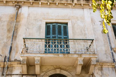 Limassol, Kıbrıs için güzel balkonlu eski bina.