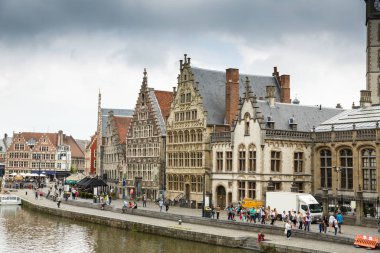 Ghent, Belçika - 14 Ağustos 2015 - eski Graslei kanal boyunca renkli geleneksel evlerde.