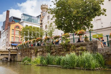 Kanal ve tarihi Ortaçağ şehir rahatlatıcı insanlarda boyunca Ghent, Belçika - 14 Ağustos 2015 - eski renkli geleneksel evleri.