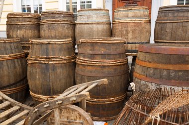 Eski ahşap varil ve diğer şeyler Ghent, Belçika.