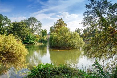 Düsseldorf'kamu parkı ile manzara.