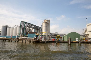 Zaanse Schans'a, Hollanda, 19 Ağustos 2015 - sanayi bölgesi ile konteyner, borular, boru ve kamyon