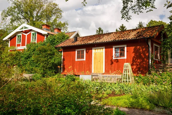 伝統的な木造家屋のスカンセン 最初の野外博物館とストックホルム スウェーデンの島ヘルタ ベルリンにある動物園 — ストック写真
