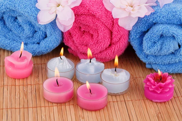 Set Spa Con Toallas Velas Flores Sobre Fondo Bambú — Foto de Stock