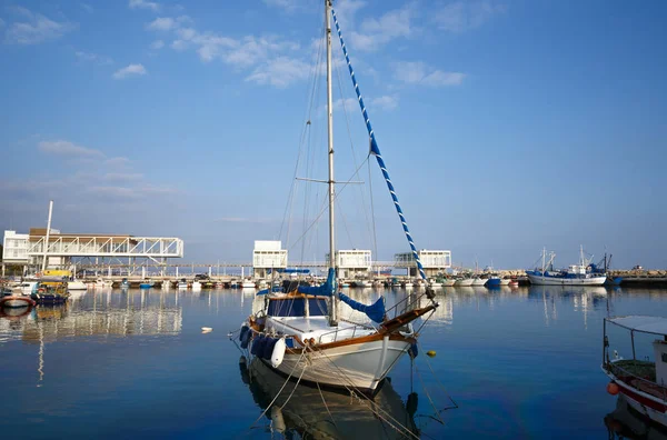 现代区域船坞与渔船在利马索尔 塞浦路斯 — 图库照片