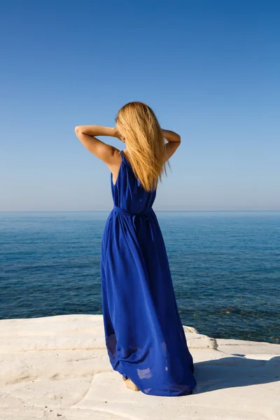 Mooie Blonde Vrouw Blauwe Jurk Het Strand Cyprus — Stockfoto