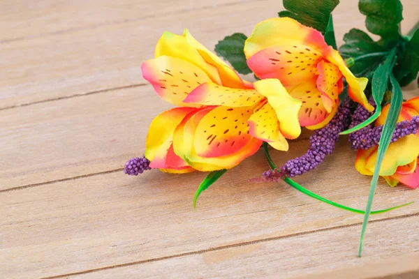 Ahşap Zemin Portre Resim Üzerine Renkli Kumaş Çiçekler — Stok fotoğraf