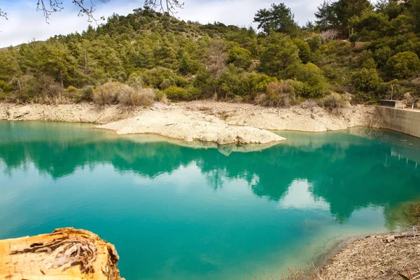 Barragem Saittas Bonita Com Montanhas Chipre — Fotografia de Stock