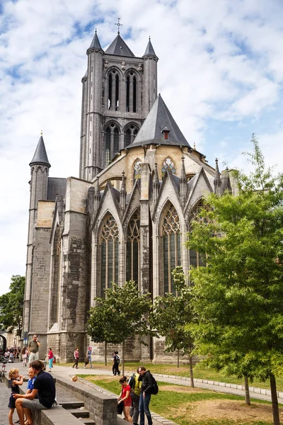 ゲント ベルギー 2015 歴史的な中世の街の人々 と聖ニコラス教会の眺め — ストック写真
