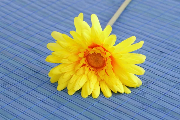 Gelbe Stoffblume Auf Bambus Hintergrund Nahaufnahme — Stockfoto